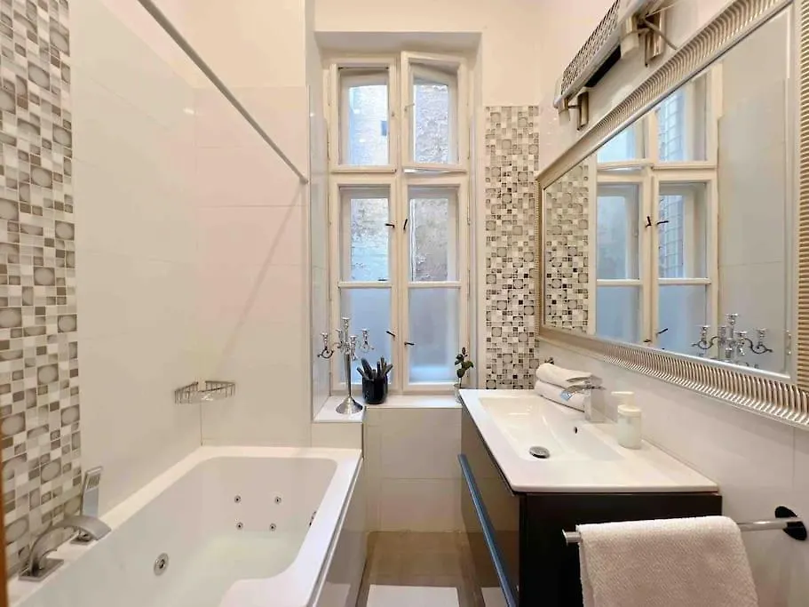 Wellness Duplex Penthouse Sauna & Jacuzzi-Heart Of City Budapest Apartment